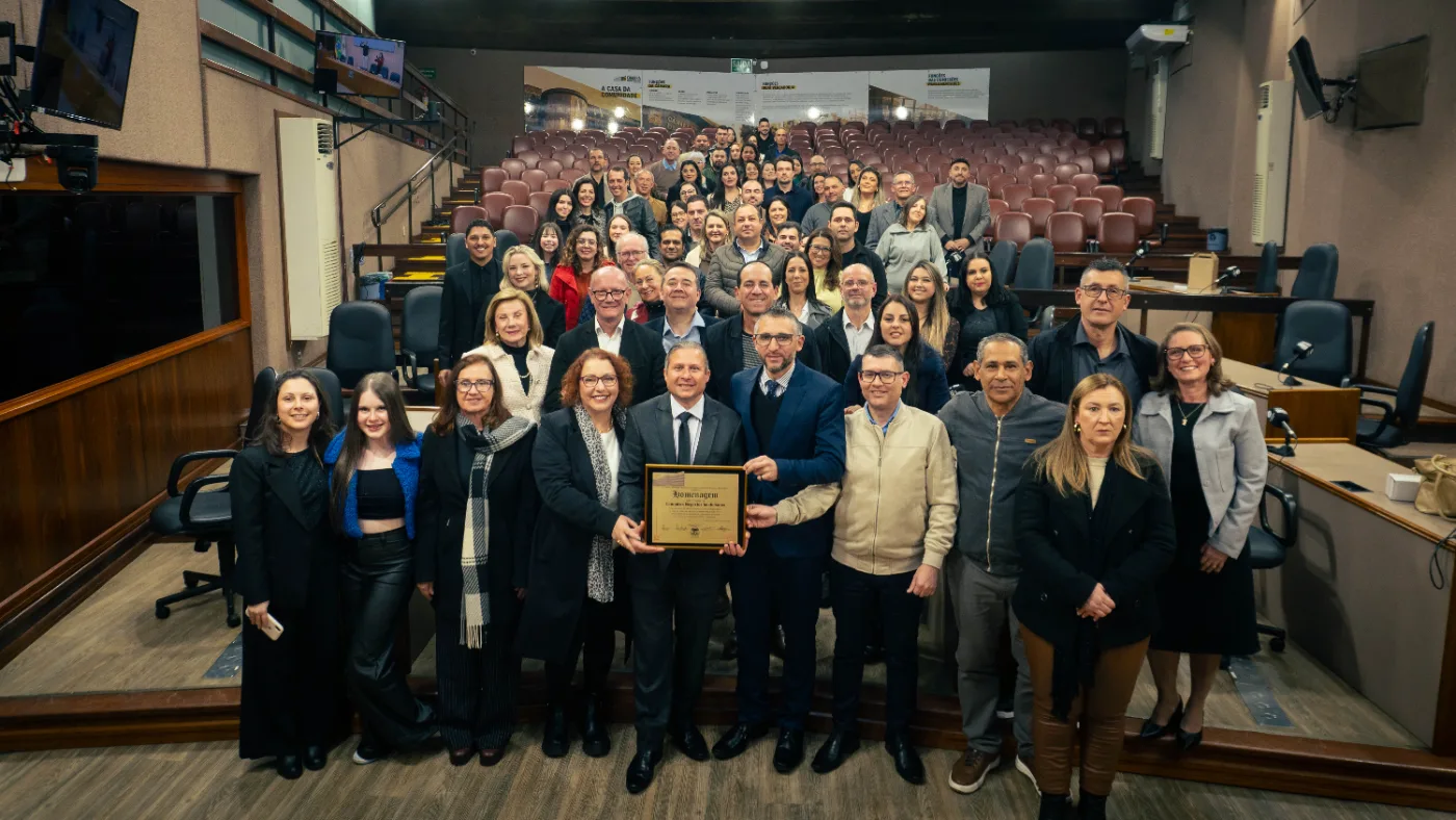 Foto oficial de grupo no plenário da Câmara de Vereadores de Caxias do Sul na homenagem aos 15 anos da Imobiliária Conquista