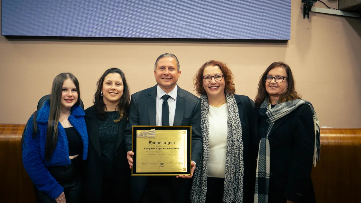 Entrega da placa de homenagem aos 15 anos da Conquista Negócios Imobiliários