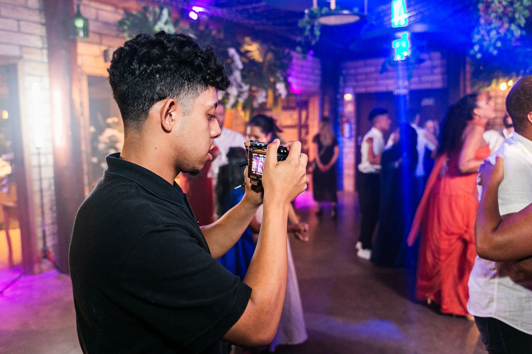 Cinegrafista da Forza gravando a confraternização de uma empresa