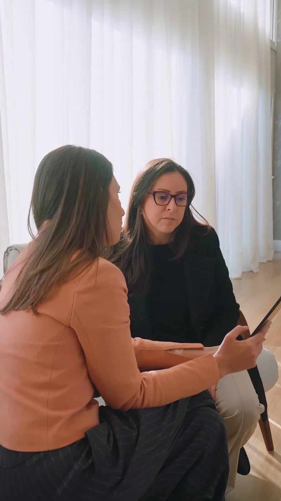 Entrevista gravada pela Forza no espaço do cliente, com luz natural