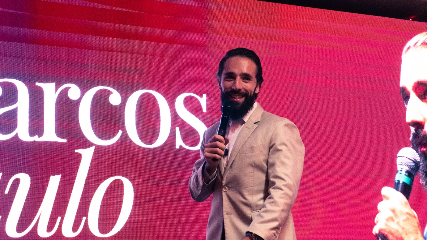 Palestrante convidado durante painel do evento