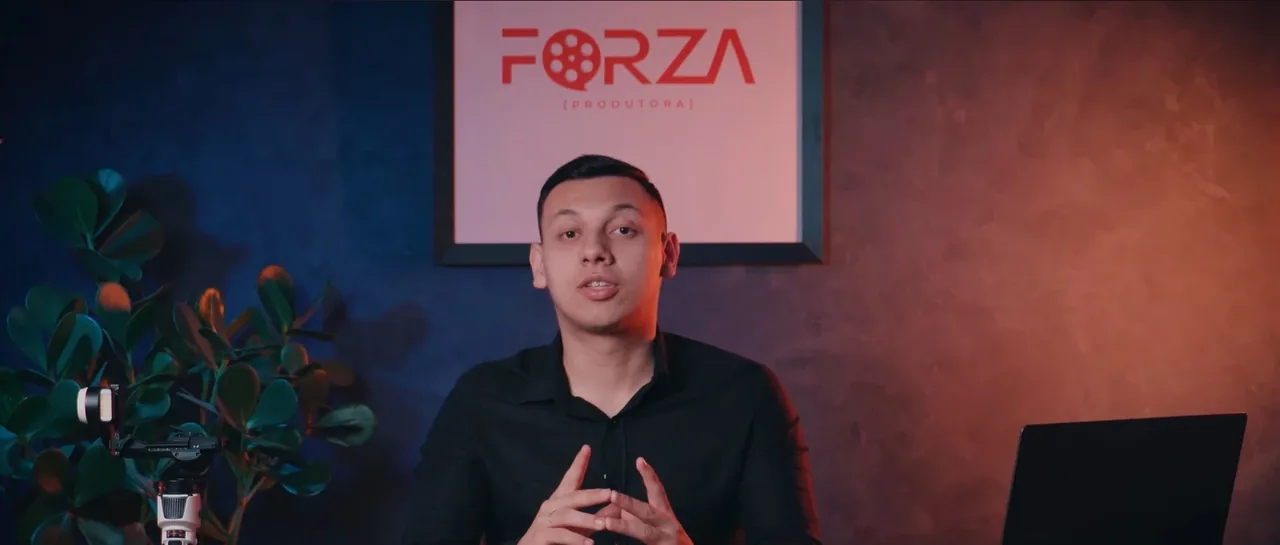 João Lima, fundador da Forza Produtora, apresentando a produtora no estúdio em Caxias do Sul