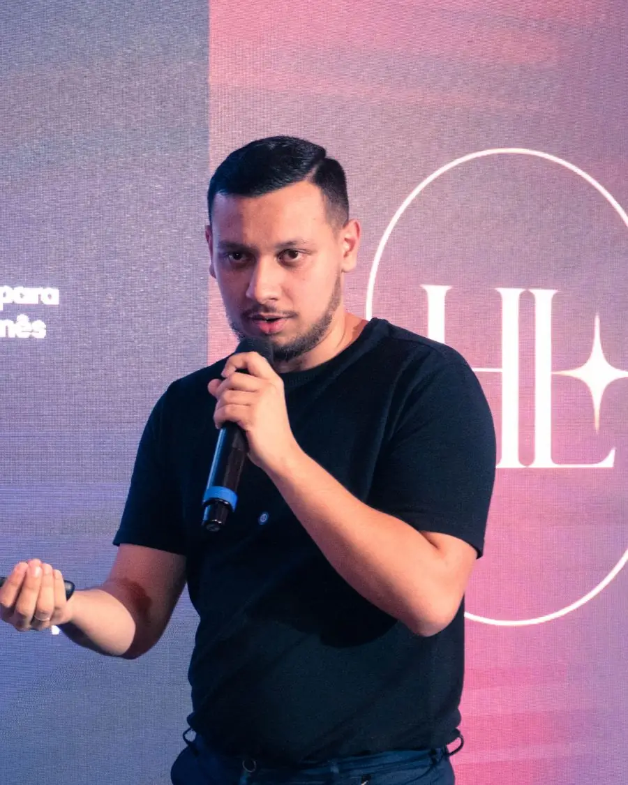 João Lima palestrando em um evento de empreendedorismo