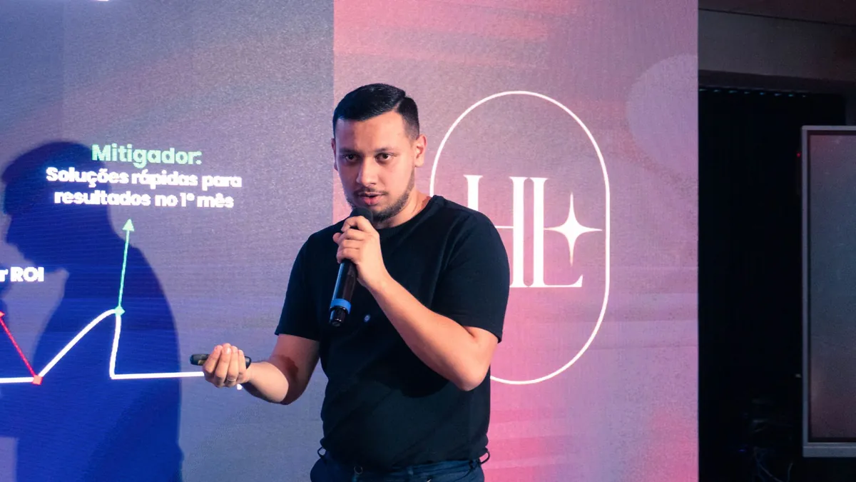 João Lima, fundador da Forza, dando palestra no High Level Experience, em Alphaville